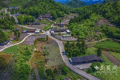 宣恩縣椒園集鎮(zhèn)至鑼圈巖段公路，全長8公里，途經(jīng)椒園村、涼風(fēng)村、鑼圈巖村，該公路建成既有效帶動沿線煙葉等產(chǎn)業(yè)發(fā)展，又是曜天眼景區(qū)的