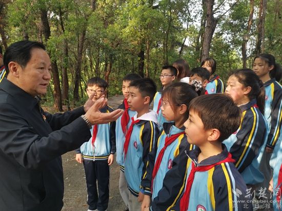 胡志國同志向同學(xué)們講述大冶革命歷史.jpg.jpg