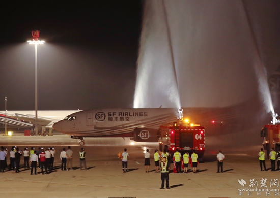 順豐B737-300航班“過水門”。金康 攝.jpg