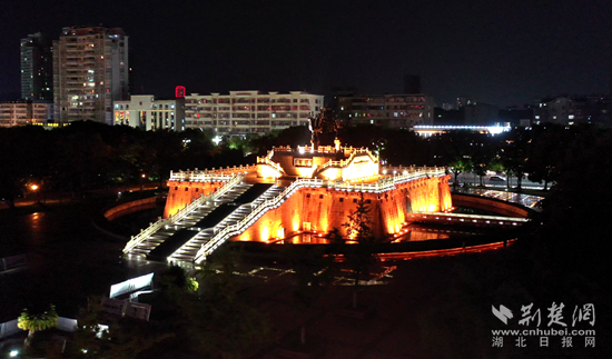 鳳凰廣場(chǎng)夜景。（金康  攝）.png.png