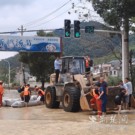 三溪派出所所長(zhǎng)王斌帶隊(duì)求助受困外地司機(jī)等群眾 (2).jpg.jpg